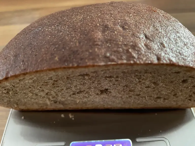 Test Brotkästen Tag 2 Römertopf Kruste kross Kante nur leicht trocken.jpg